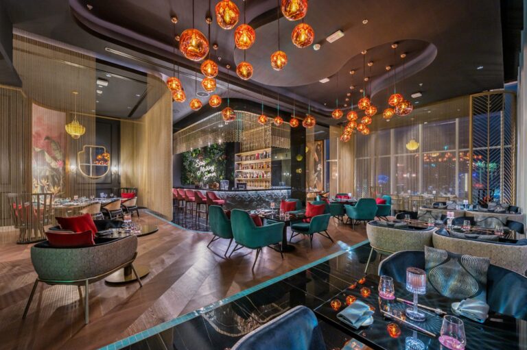 Deléitese con extravagantes brunch en Taj Jumeirah Lake Towers