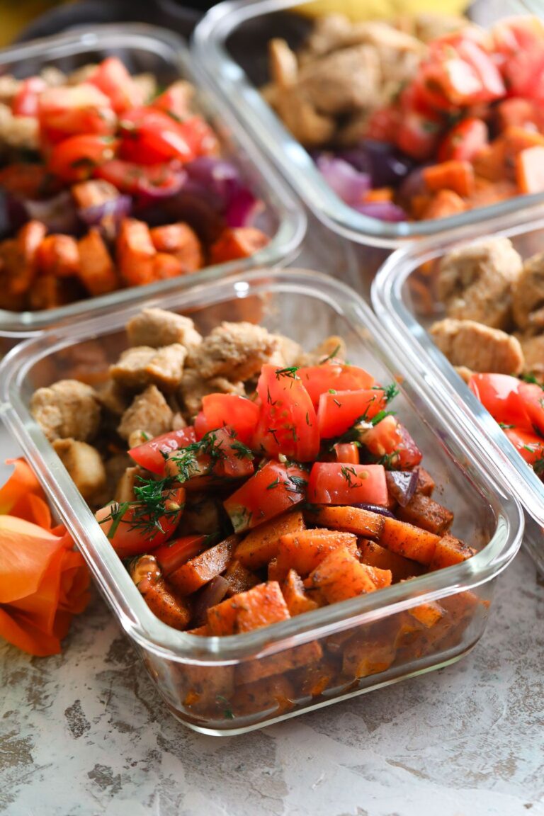 Preparación de comida de pollo y camote
