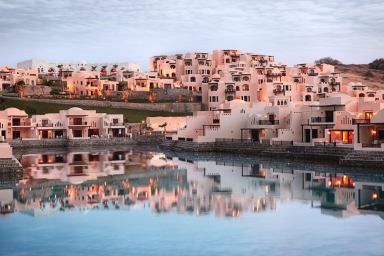 Experimente la escapada definitiva en The Cove Rotana Resort