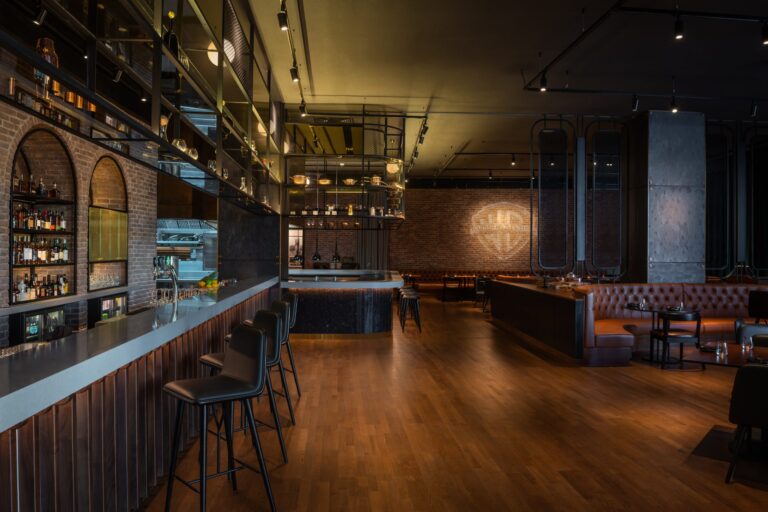 Saboree la temporada con el brunch de The WB™ Abu Dhabi, Curio Collection by Hilton en The Director’s Club