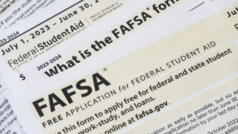 ¿Qué es FAFSA?  Una guía completa de préstamos federales para estudiantes