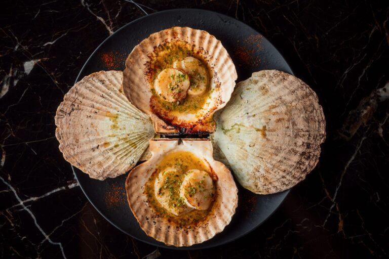 Vieiras de Hokkaido con mantequilla de ajo y pimienta yuzu