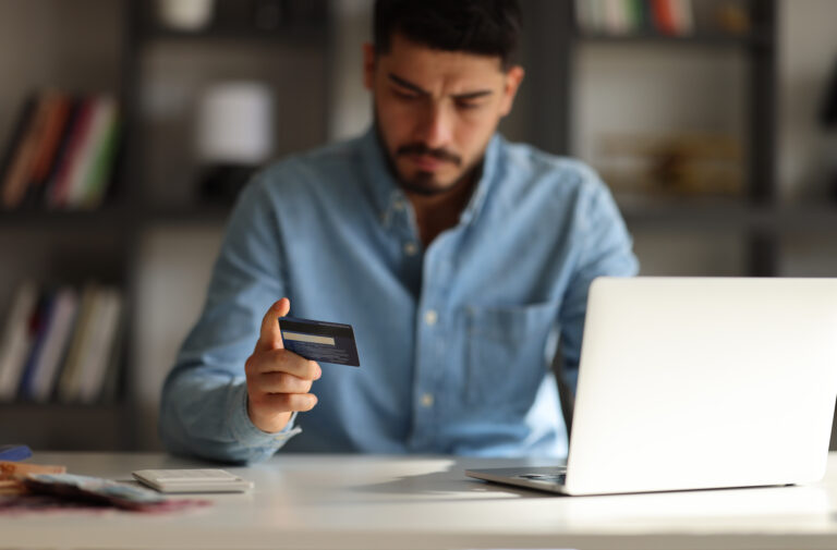 ¿Puedo comprar un giro postal con una tarjeta de crédito?