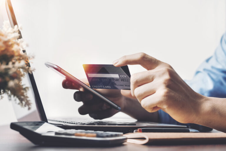 ¿Puedo transferir dinero de una tarjeta de crédito a una cuenta bancaria?