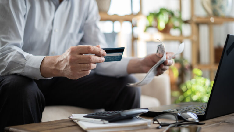 Cómo saldar la deuda de tarjetas de crédito rápidamente: 8 consejos de expertos