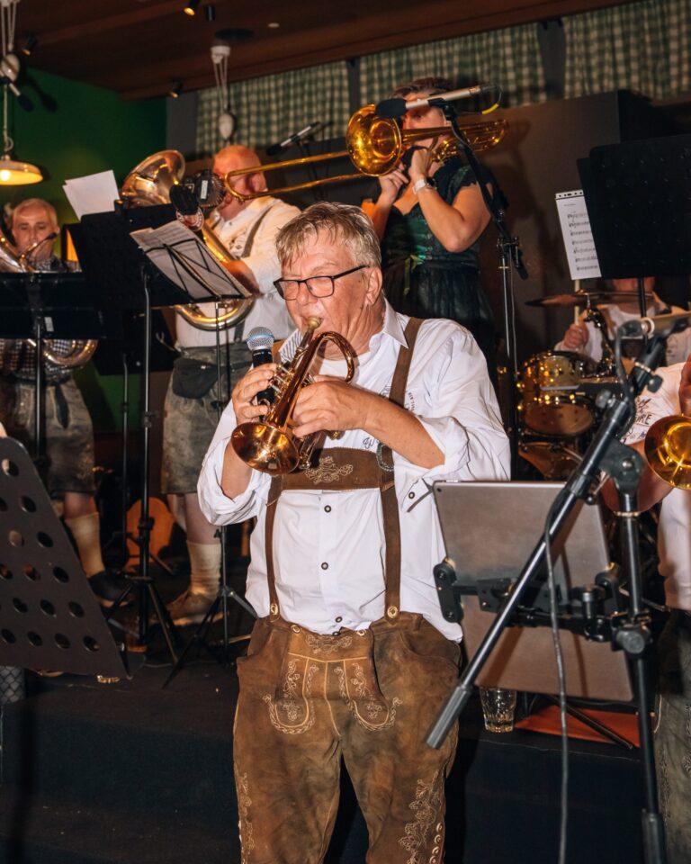 Celebre el Oktoberfest en Ernst Biergarten