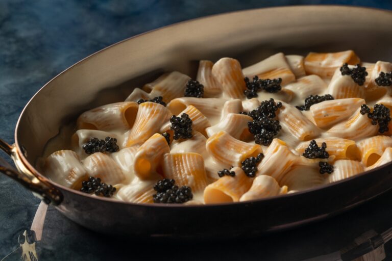 Plato Icónico: Rigatoni con reducción de crema y caviar Oscietra