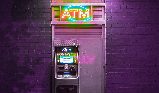 Cómo evitar pagar las tarifas bancarias mientras viaja (actualizado 2025)